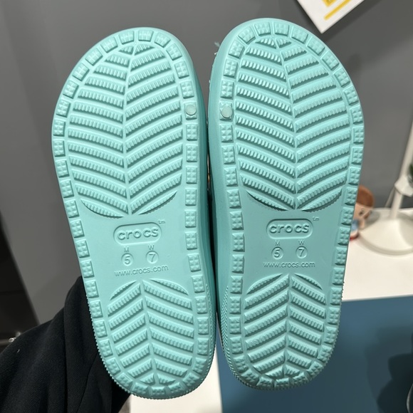 Crocs Fuzzy Slippers Teal color size W 7/ M 5 - Picture 4 of 6
